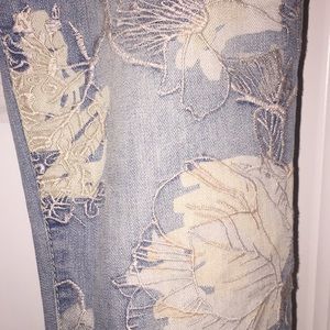GORGEOUS LACE FLORAL ENGRAVED JEAN